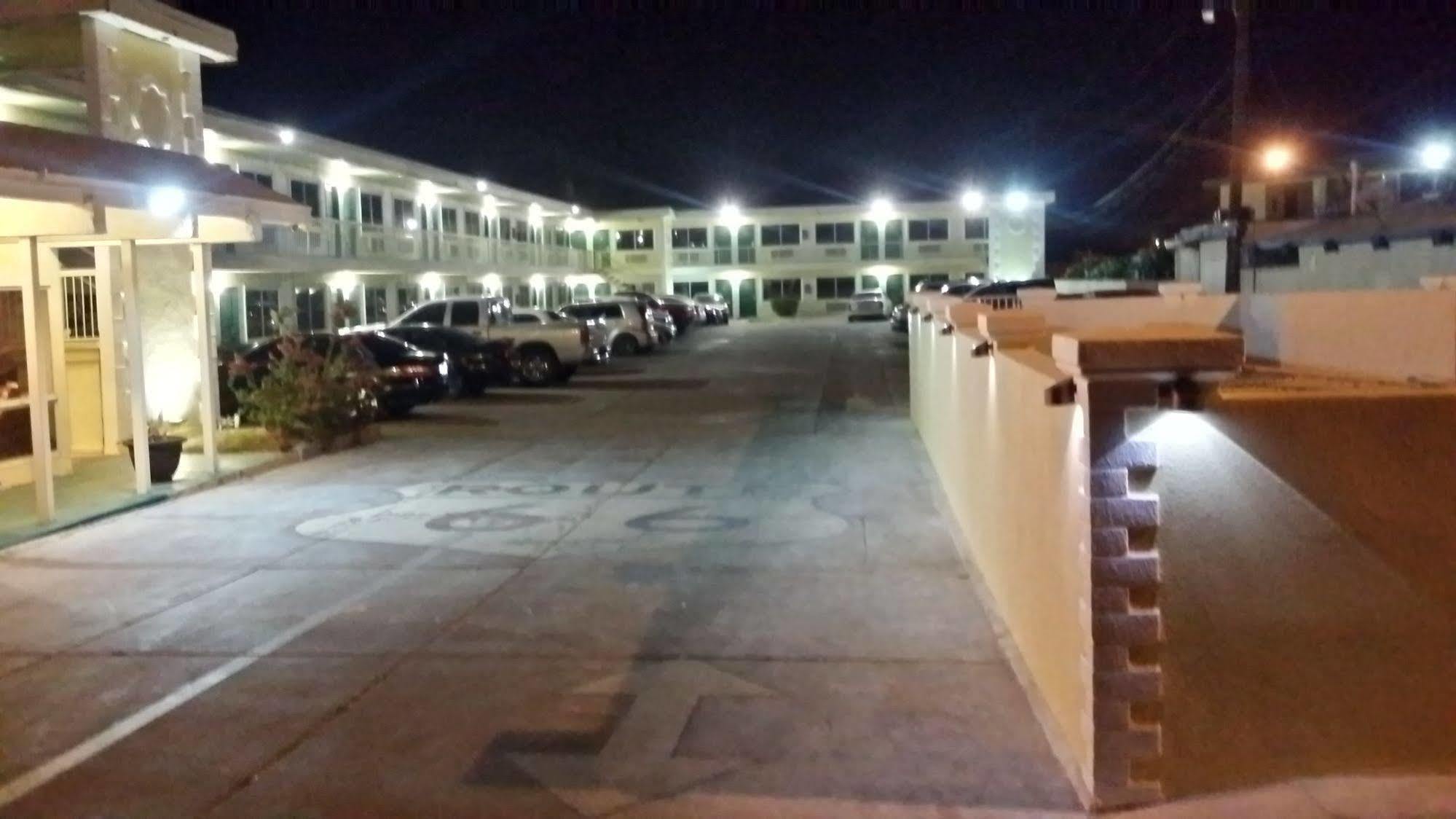Desert Mirage Inn & Suites Нийдълс Екстериор снимка
