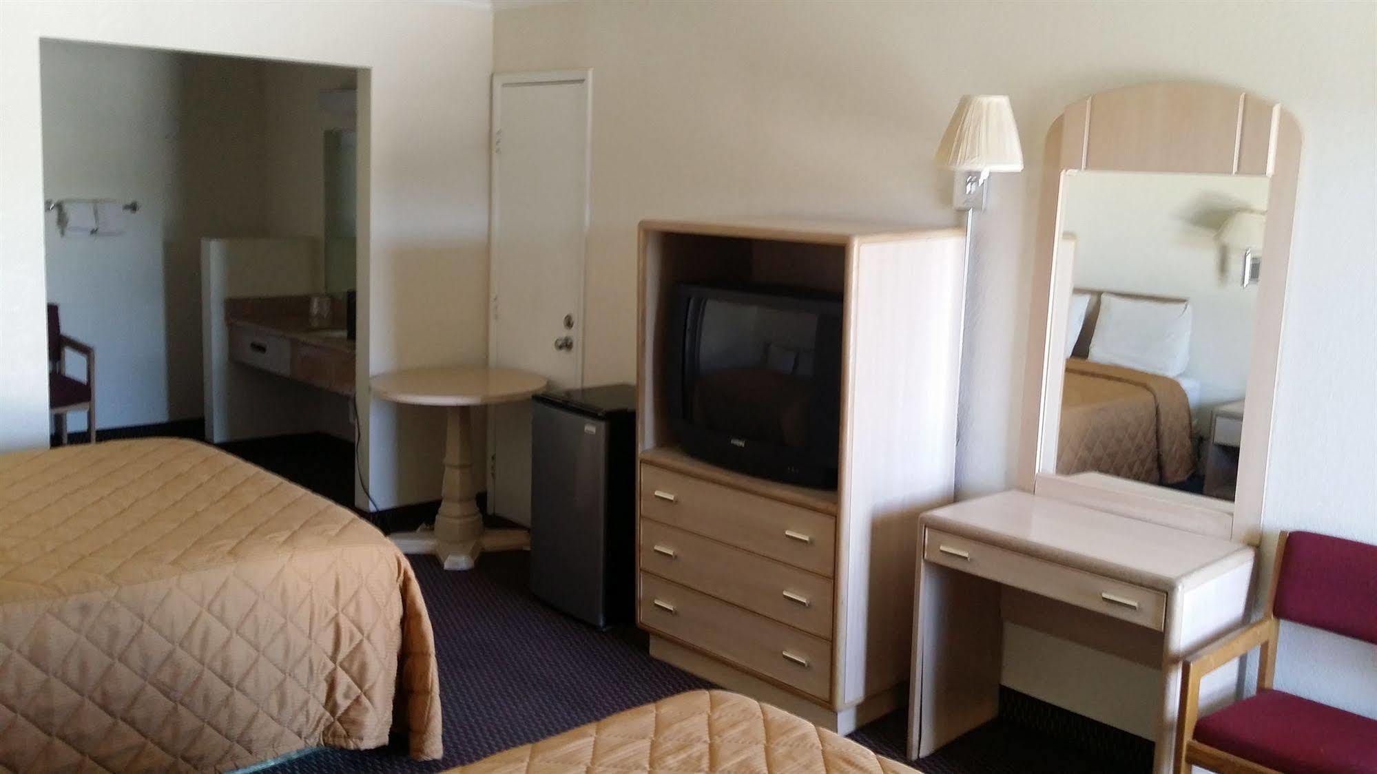 Desert Mirage Inn & Suites Нийдълс Екстериор снимка