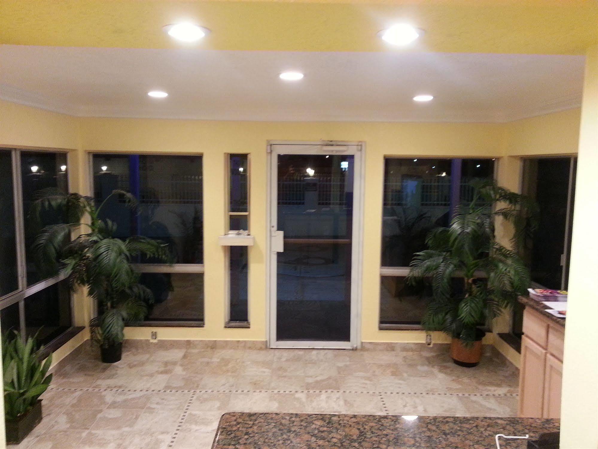 Desert Mirage Inn & Suites Нийдълс Екстериор снимка