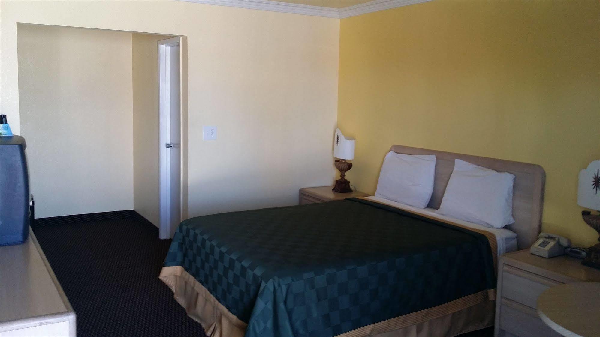 Desert Mirage Inn & Suites Нийдълс Екстериор снимка