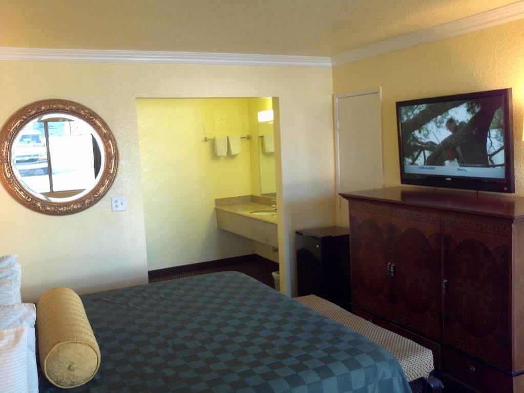 Desert Mirage Inn & Suites Нийдълс Екстериор снимка